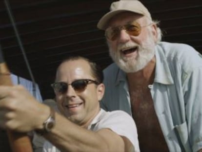 Hemingway e Petitclerc em fotograma do filme 'Papa'.