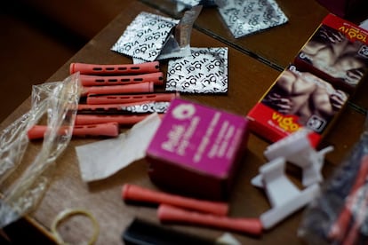 Una caja de condones usados ​​como cintas para el pelo, sobre una mesa en una peluquería en La Habana (Cuba).