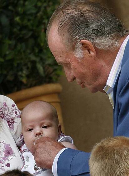 El rey Don Juan Carlos le pone tiernamente a la Infanta Sofía un chupete