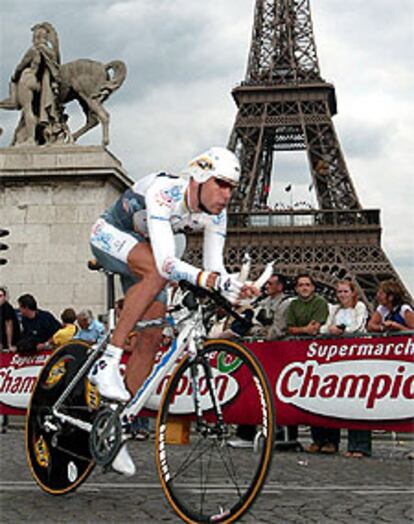 McGee, ganador del prólogo de ayer, a su paso por la Torre Eiffel.