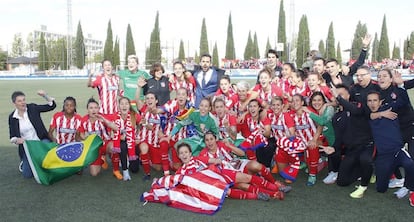 Las jugadoras del Atleti celebran el gol.