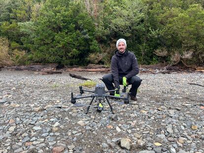 Adrián Pascual junto a un dron de la Fundación WeConserv con tecnología LiDAR.