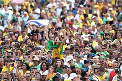 Una multitud esperaa la toma de posesión del presidente electo, Jair Bolsonaro, frente al Palacio de Planalto de la ciudad de Brasilia.