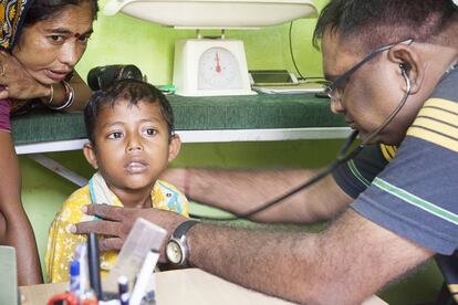 Consulta médica en las instalaciones de la ONG Semilla para el Cambio en Varanasi.