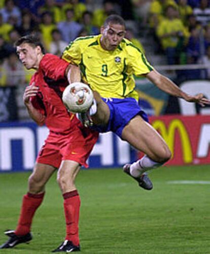 Un remate forzado de Ronaldo ante la oposición de Simons.