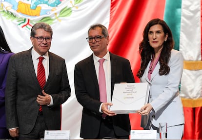 Ricardo Monreal, Edgar Amador Zamora y Kenia López  Rabadán durante la entrega del Paquete Económico para 2026 en la Cámara de Diputados, el 8 de septiembre. 

