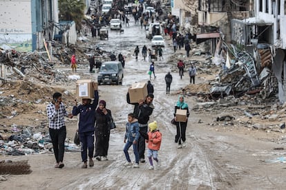 Gazze'de Filistinliler insani yardım kolileriyle.