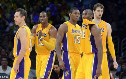 El quinteto titular de los Lakers en el último partido de pretemporada: Nash, Howard, World Peace, Bryant y Gasol.