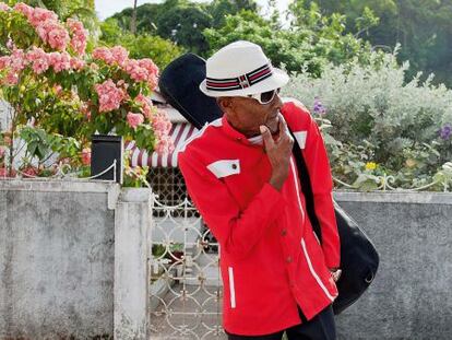Albert Minott, líder de la banda The Jolly Boys, especialistas en música mento, ha conocido el éxito a los setenta y tantos. Hoy posa en su barrio de calles sin asfaltar en la localidad jamaicana de Port Antonio, donde en los años cincuenta del siglo pasado amenizó veladas de Errol Flynn.