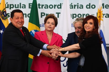 Mujica estrecha la mano de los presidentes de Brasil, Dilma Rousseff, Argentina, Cristina Kirchner, y Venezuela, Hugo Chávez, antes de la Cumbre Extraordinaria de Mercosur en Brasilia, el 31 de julio de 2012.