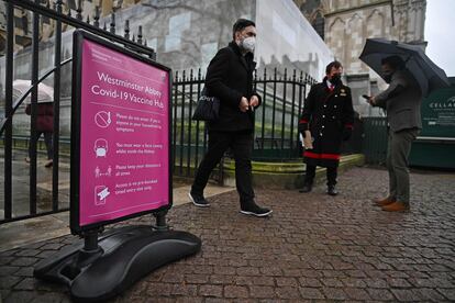 Acceso a un punto de vacunación en la Abadía de Westminster (Londres) el 1 de marzo.