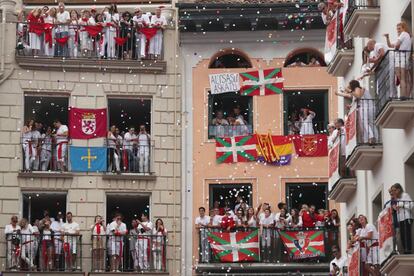 Balcones en la plaza del Ayuntamiento momentos antes del chupinazo.