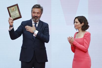 Enrique Pérez recibe de manos de la presidenta de la Comunidad de Madrid la Encomienda de Número de la Orden del 2 de Mayo otorgada a Zoo Aquarium de Madrid, que dirige, en su 50º aniversario.