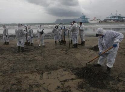 Miembros del operativo de limpieza, trabajando en la playa de El Rinconcillo (Algeciras) a principios de este año.