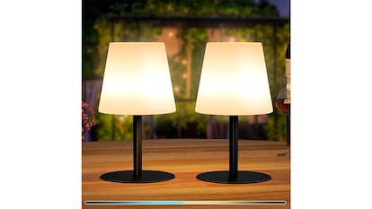 Lámpara inalámbrica para mesita de noche sobre fondo blanco.