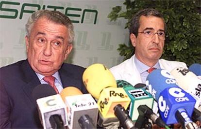 Imagen del presidente de Hospiten, Pedro Luis Cobiella, y el Dr. Rafael Llorens.