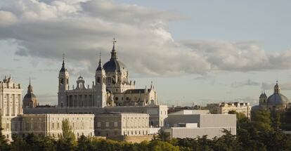 Por fin, el Palacio Real se lleva la mirada de varios de los entrevistados: el arquitecto y profesor Héctor Navarro y Manuel Blanco Lage, arquitecto, comisario y diseñador, director de la ETSAM, coindicen en destacar la última incorporación al conjunto palaciego, el proyecto de Luis Moreno Mansilla y Emilio Tuñón, destinado a albergar el Museo de Colecciones Reales [en la imagen, a la derecha].