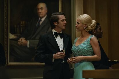 Dan Stevens y Betty Gilpin, en 'Gaslit'.