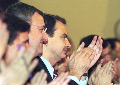 Jesús Caldera y José Luis Rodríguez Zapatero, durante la conferencia sobre Estado y Democracia celebrada ayer.