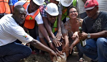 Colocación de la primera piedra de la red de distribución de agua potable en Boutin