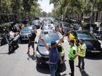 Los taxistas acampan en la Gran Vía para protestar contra la suspensión cautelar de la normativa de la AMB