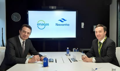 El consejero delegado de Enagás, Arturo Gonzalo, y el presidente de Navantia, Ricardo Domínguez.