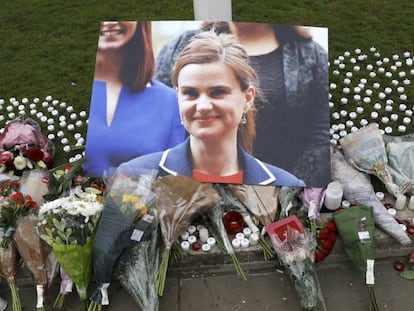 Tributs a la diputada laborista Jo Cox a Parliament Square, Londres.