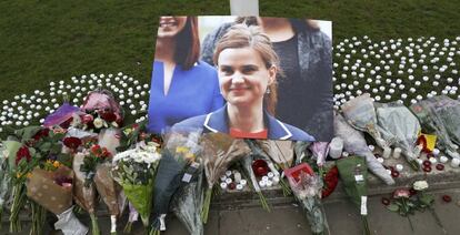 Tributs a la diputada laborista Jo Cox a Parliament Square, Londres.