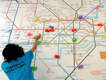 Un voluntario observa el mapa de Londres durante un taller del Fuse Arts festival.