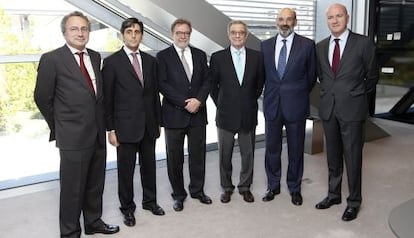 Manuel Polanco, presidente do PRISA TV; José María Álvarez-Pallete, conselheiro da Telefónica; Juan Luis Cebrián, presidente do PRISA; César Alierta, presidente da Telefónica, Fernando Abrill-Martorell, conselheiro do PRISA, e Ángel Vilá, diretor geral de Finanças da Telefónica, esta tarde na sede da Telefónica no ato de assinatura da operação.