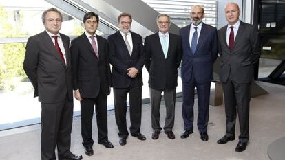 Manuel Polanco, presidente do PRISA TV; José María Álvarez-Pallete, conselheiro da Telefónica; Juan Luis Cebrián, presidente do PRISA; César Alierta, presidente da Telefónica, Fernando Abrill-Martorell, conselheiro do PRISA, e Ángel Vilá, diretor geral de Finanças da Telefónica, esta tarde na sede da Telefónica no ato de assinatura da operação.