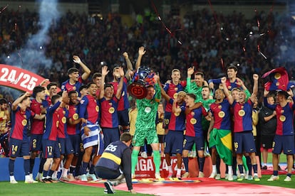 Marc-André ter Stegen levanta el trofeo de Liga este domingo.