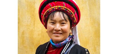 Dali está principalmente poblado por la minoría bai, una etnia que se instaló a orillas del lago homónimo hace unos 3.000 años. Su lengua es de origen tibetano, aunque no tiene escritura. Bai significa blanco en chino y es el color que tradicionalmente usan en sus vestidos. Las mujeres son famosas por su habilidad en el comercio.
