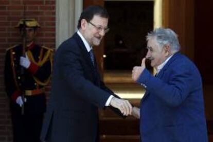 El presidente del Gobierno español, Mariano Rajoy, (iz), saluda al presidente de Uruguay, José Mujica, a su llegada al Palacio de La Moncloa, en Madrid.