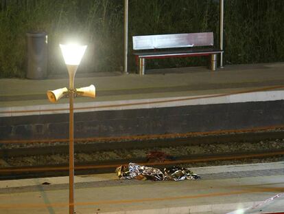 Uno de los cuerpos yace en el andén de la estación.