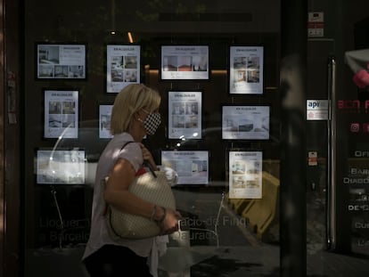 Una inmobiliaria de Barcelona con anuncios de pisos de alquiler, en mayo de este año.
