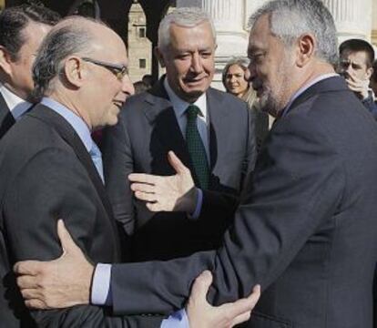 Griñán saluda a Montoro en presencia de Javier Arenas esta mañana en el Parlamento andaluz.
