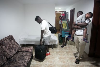 Kofi Ackon llega con sus hijos al piso de L’Hospitalet donde la familia se aloja por unos días.