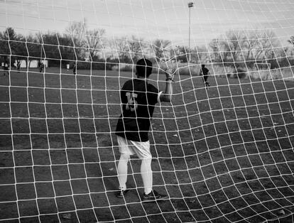 Adolescentes de Bensenville juegan a fútbol los fines de semana. Algunos vienen antes y después de sus turnos en las fábricas.