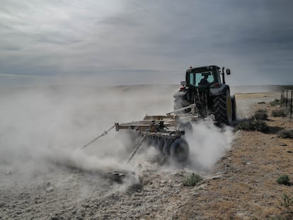 Un tractor ara la tierra en el campo de Belchite, en Mediana de Aragón (Zaragoza), el martes.