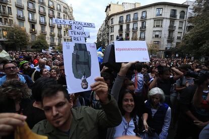 Entre los participantes, había carteles con lemas como "Ya nos hemos alzado, haremos caer el verdugo", también han entonado "Está en prisión, nuestro 'conseller" y "Ser policía vergüenza me daría".