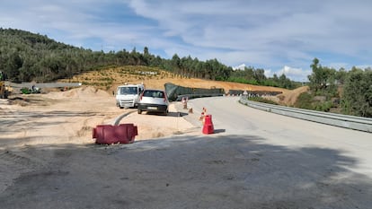 Trabajos para construir un memorial en recuerdo de las víctimas del incendio de Pedrógao Grande (Portugal), junto a la carretera donde murió la mayoría.