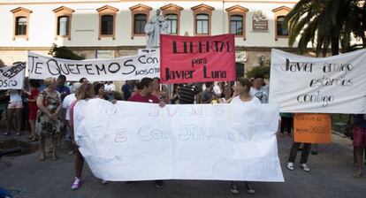 Concentraci&oacute;n en defensa del director del colegio Salesianos detenido en C&aacute;diz.