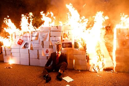 Los CDR queman un muro de cartón que representa el "régimen del 78" y un muñeco con la cara del Rey.