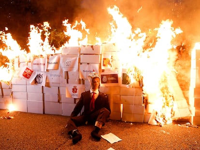 Miembros de los Comités de Defensa de la República (CDR) queman un retrato del rey Felipe VI, tras la manifestación convocada con motivo de la Diada del 11 de septiembre.