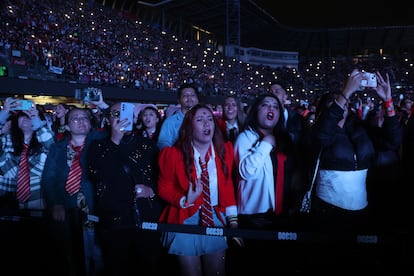 Los fanáticos del grupo, muchos de ellos enfundados en sacos rojos y con estrellas estampadas en sus frentes, disfrutaron durante más de dos horas de los éxitos que el quinteto interpretó. En la imagen, seguidores de RBD durante el concierto en el Foro Sol.