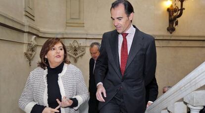 La presidenta de los farmacéuticos de Valencia, María Teresa Guardiola, y el consejero de Sanidad, Manuel Llombart, este jueves.