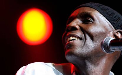 El músico Oliver Mtukudzi durante el festival Internacional de Jazz de Ciudad del Cabo, Sudáfrica.