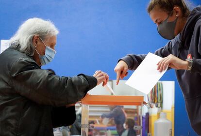 Una mujer ejerce su derecho al voto este domingo en un colegio electoral de San Sebastián. Las 2.678 mesas electorales previstas para los comicios en Euskadi se han constituido con normalidad.