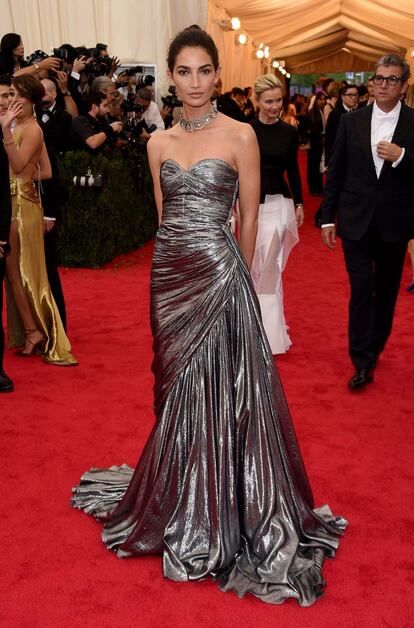 Lily Aldridge con un vestido palabra de honor metalizado de Michael Kors.